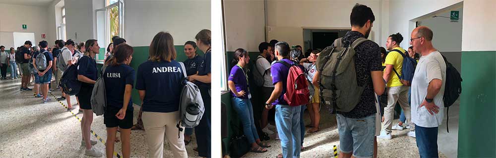 Gli studenti guardano i manichini e le aule